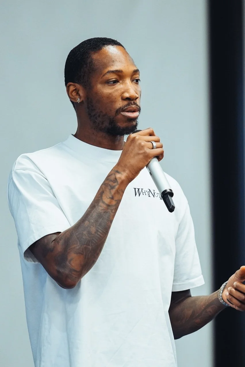 Kofi Josephs holding a microphone during his conference contribution